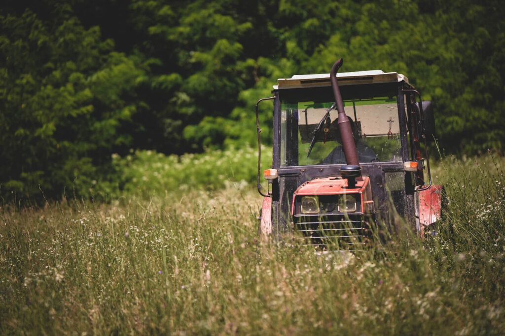 Tracteur dans un champs agricole