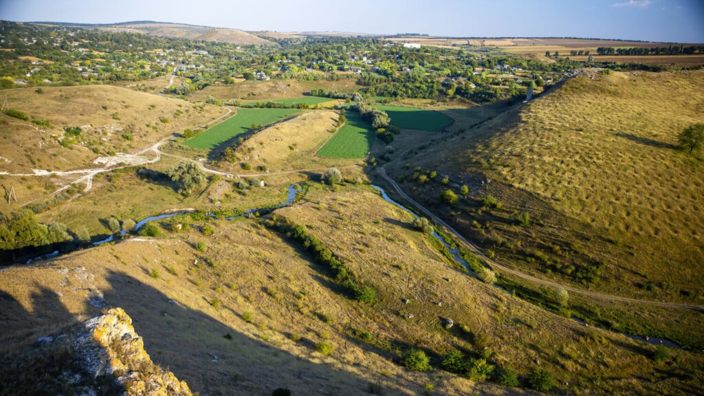 Retenues collinaires sur une terre agricole