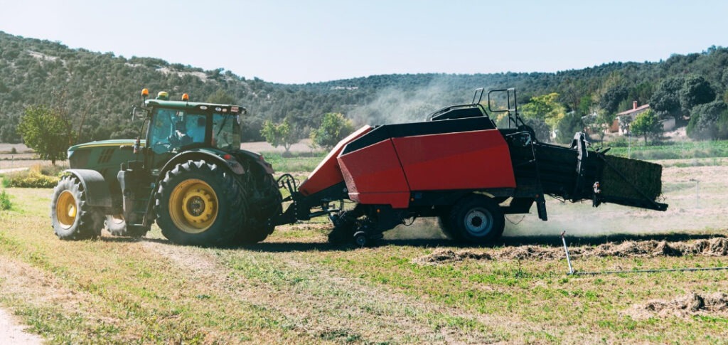 Tracteur avec une remorque dans un champs