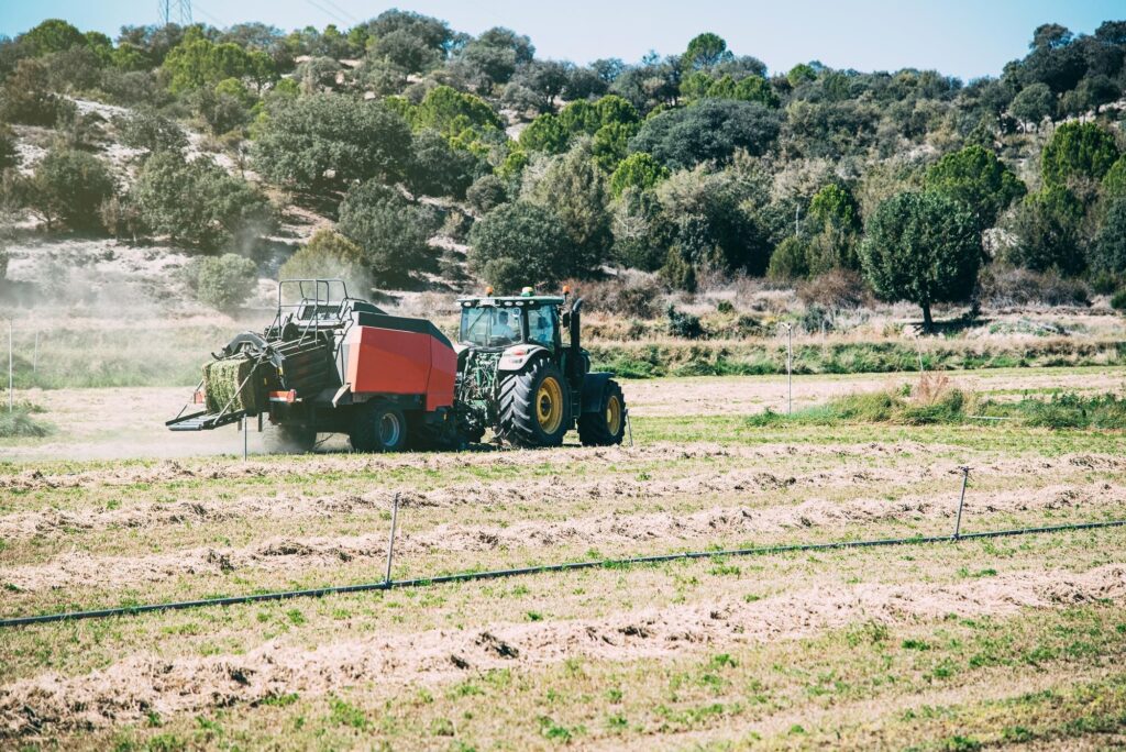 Tracteur avec une remorque dans un champs