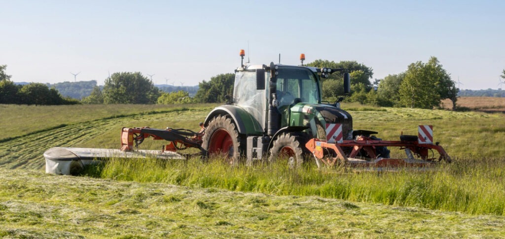 Machines avec conditionneurs à rouleau pour la fenaison