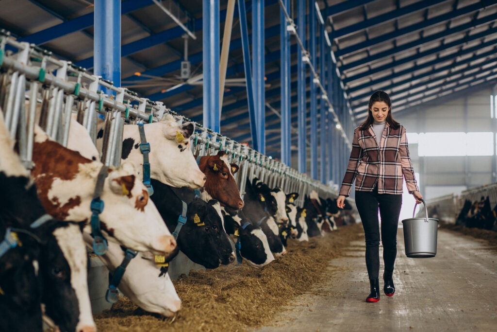 Agricultrice qui pose dans son exploitation agricole en France